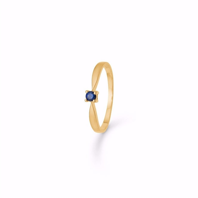 Ring i 8 kt guld med mørkeblå safir fra Guld & Sølv Design – klassisk dansk design.